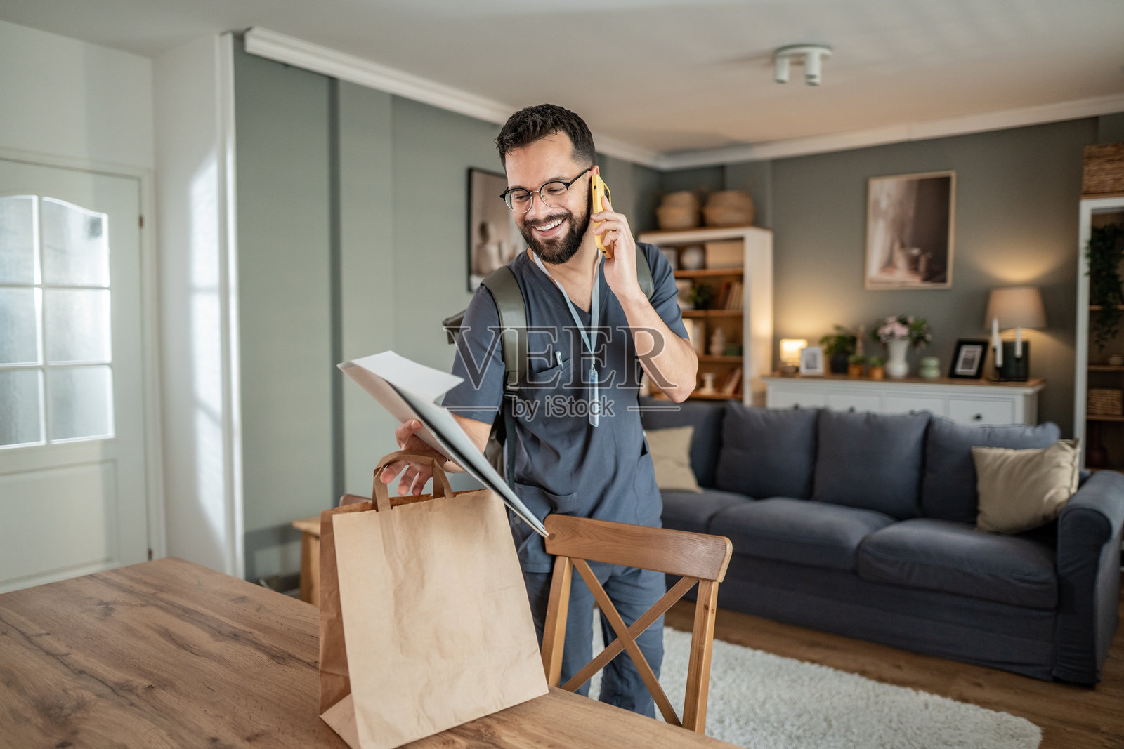 男护士在进行家访前打电话照片摄影图片