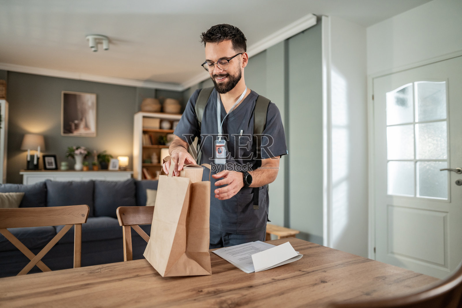 男护士带着健康食品外卖到家照片摄影图片