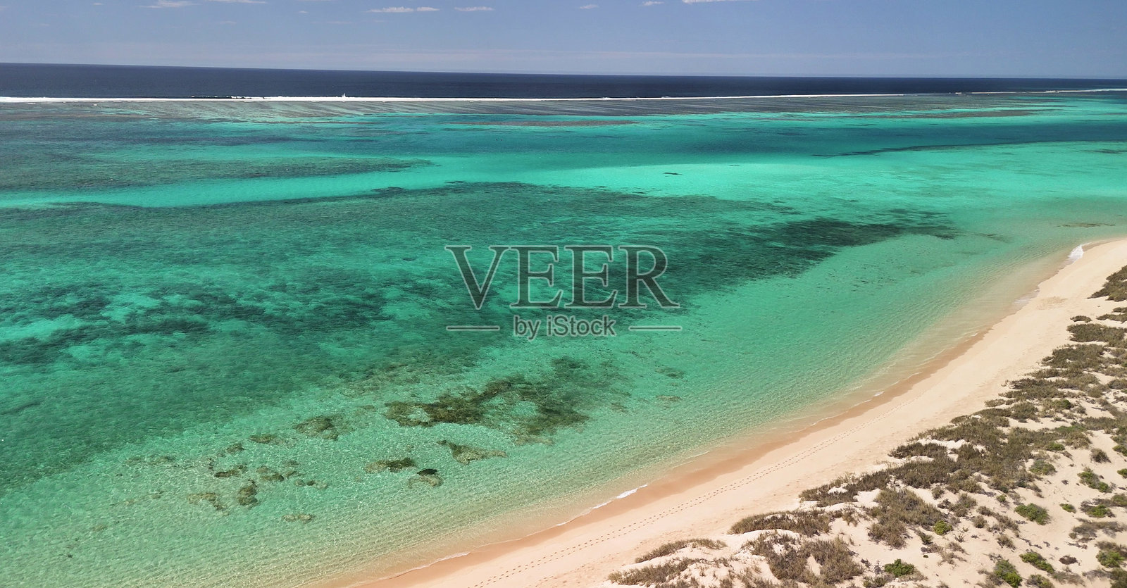 全景航拍奥斯普雷湾，展示了船只、珊瑚礁和风景如画的海岸线，在明媚的阳光下。照片摄影图片