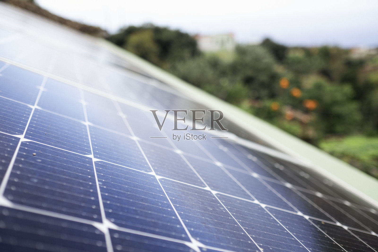 屋顶上的太阳能电池板正在产生清洁的可再生能源照片摄影图片