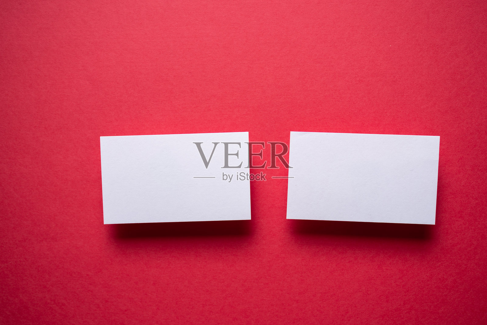 红底白卡照片摄影图片