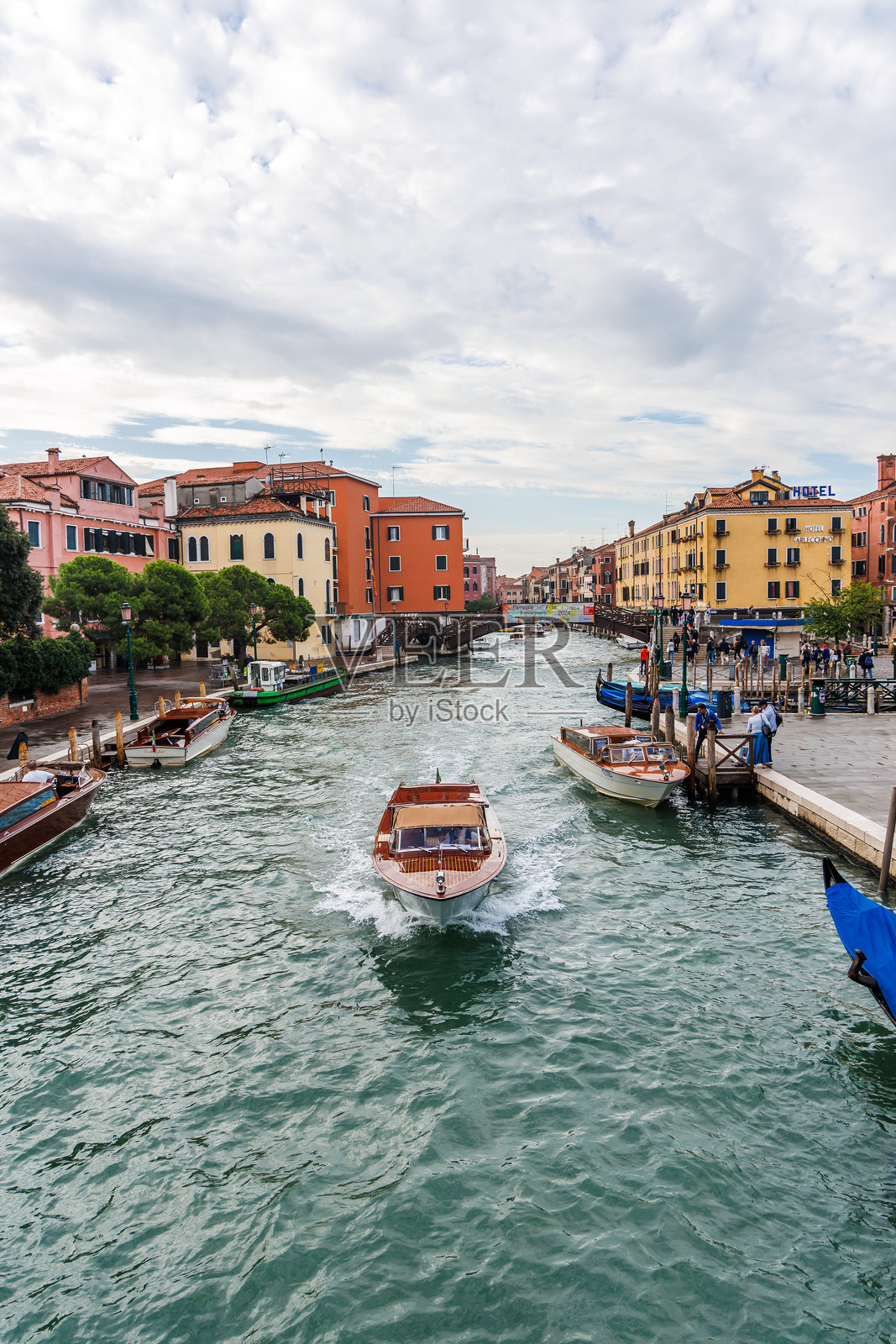 秋日威尼斯历史悠久的运河宫殿照片摄影图片