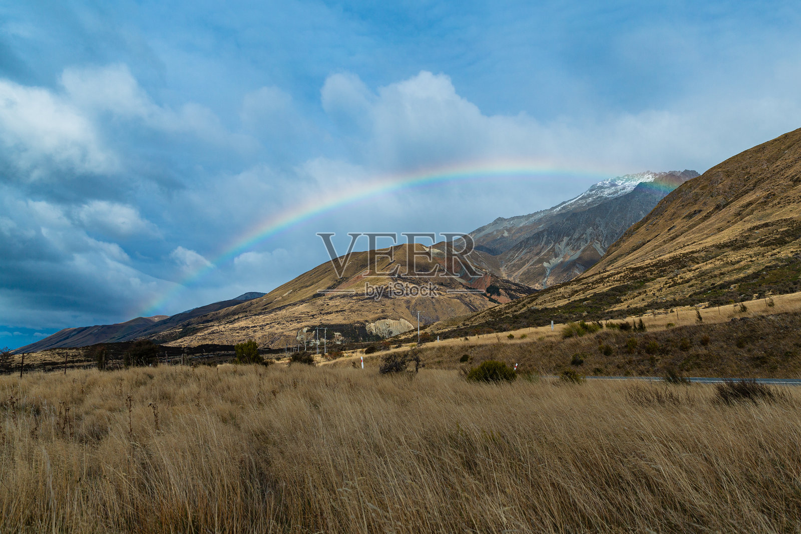通往新西兰奥拉奇山国家公园途中天空中出现的彩虹照片摄影图片