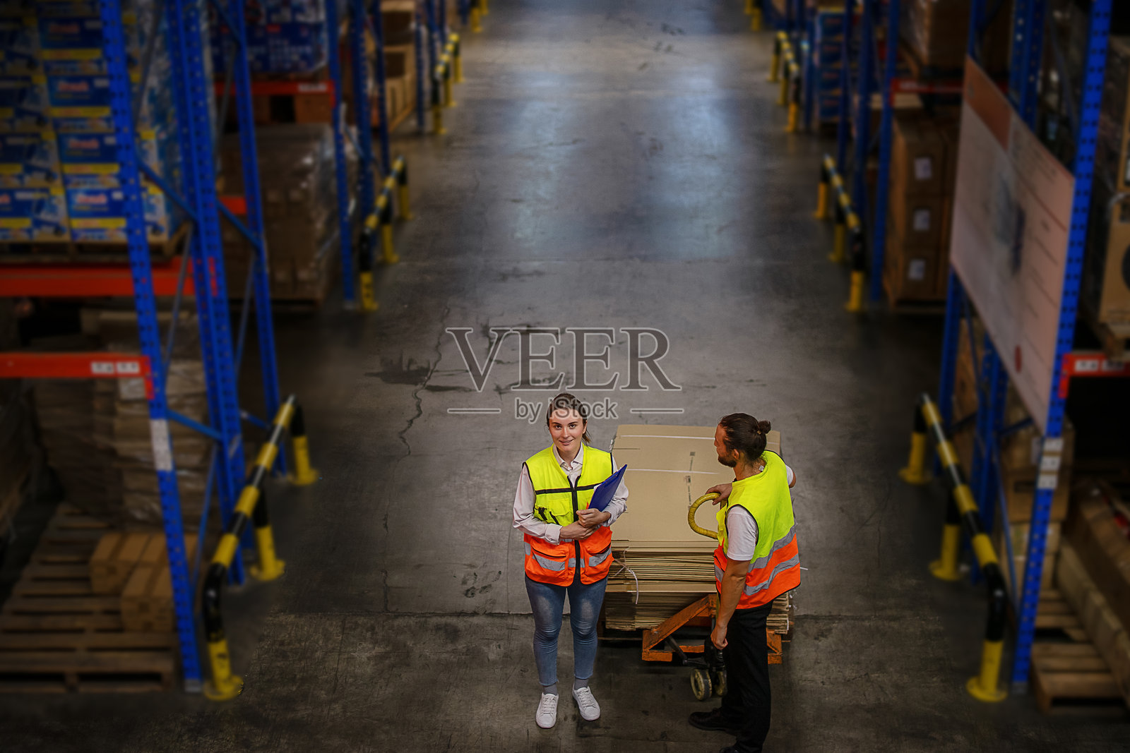 蓝领工人在仓库工作。照片摄影图片