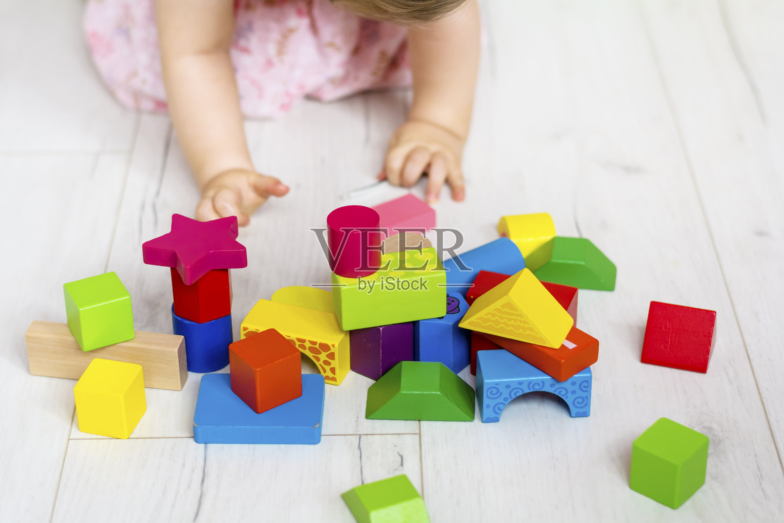 女婴玩木制玩具照片摄影图片