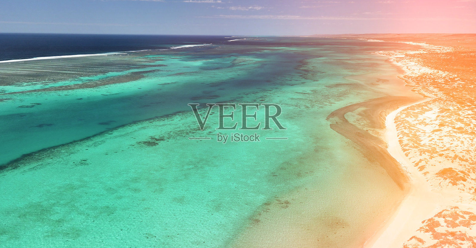 全景航拍图：奥斯普雷湾（Osprey Bay）内有船只、礁石和风景优美的海岸线，阳光明媚。照片摄影图片