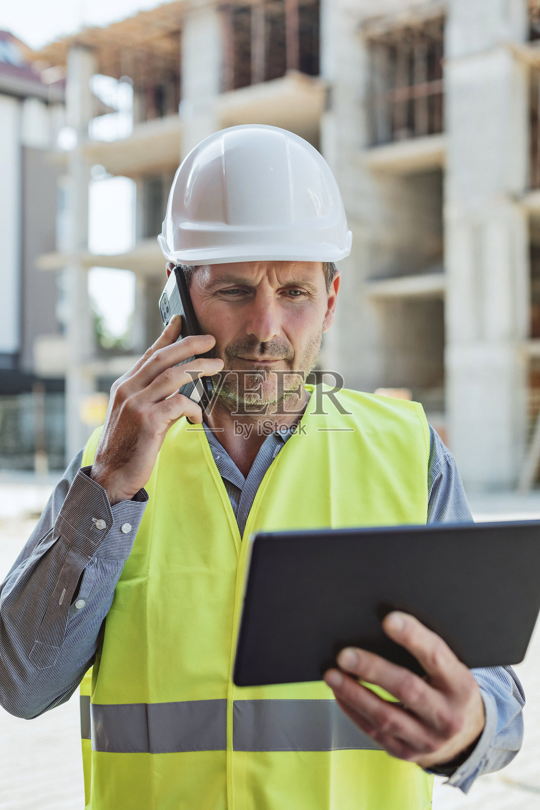 建筑经理使用数字工具协调任务照片摄影图片