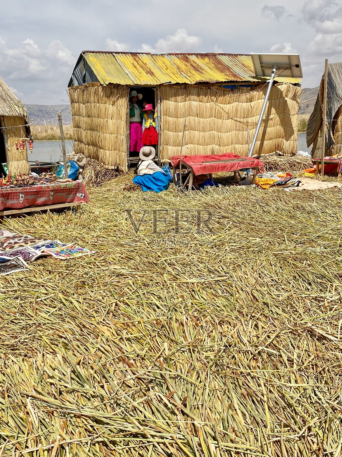 的的喀喀湖上的乌鲁族人的漂浮生活照片摄影图片