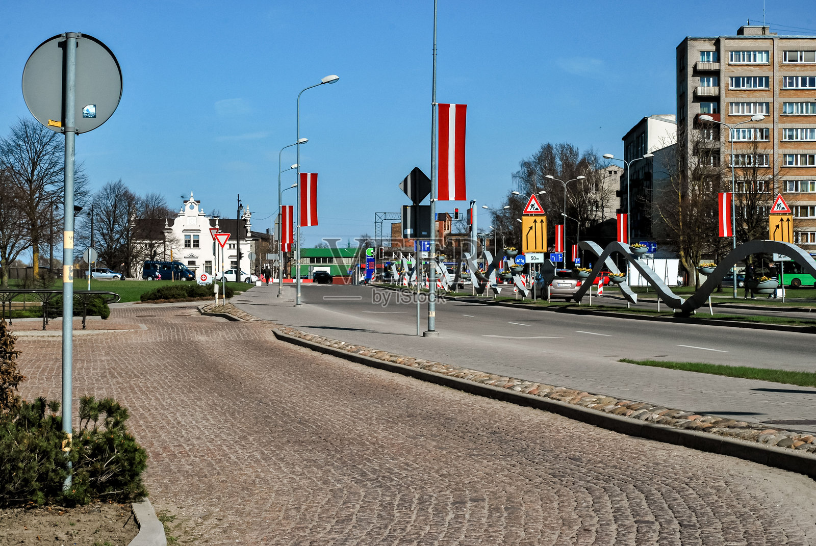 现代城市中心的街道，有交通标志和旗帜照片摄影图片