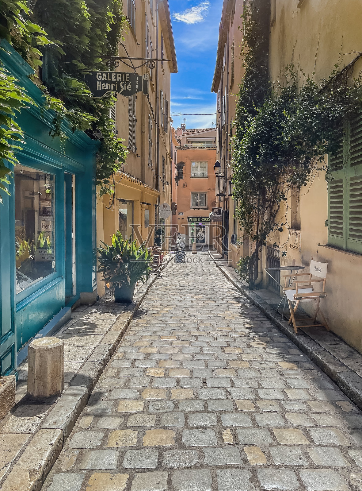 法国圣特罗佩市中心钟楼街照片摄影图片