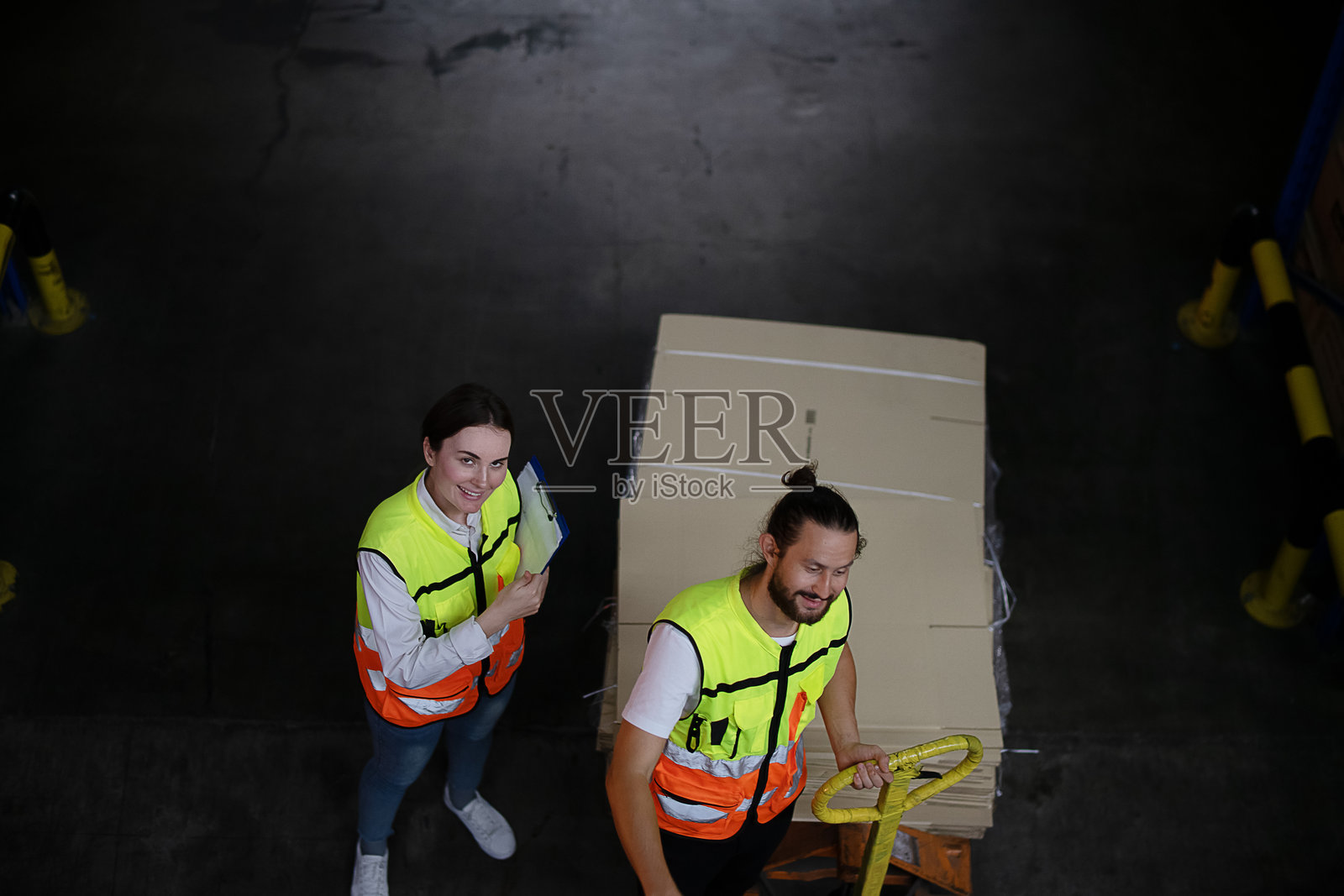 蓝领工人在仓库工作。照片摄影图片