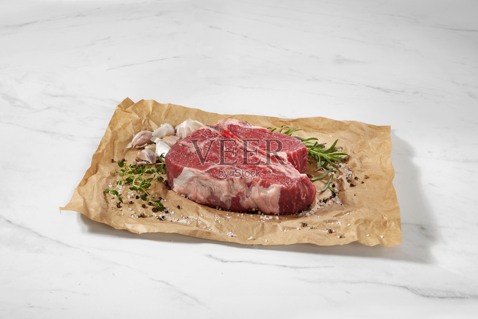 2英寸厚生T骨牛排调味照片摄影图片