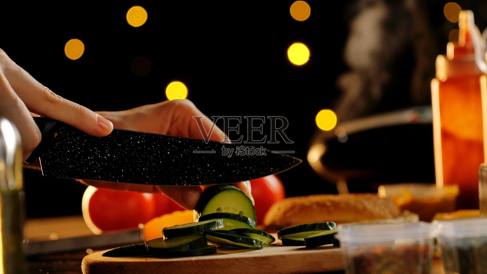 厨师在厨房的木质砧板上切黄瓜照片摄影图片