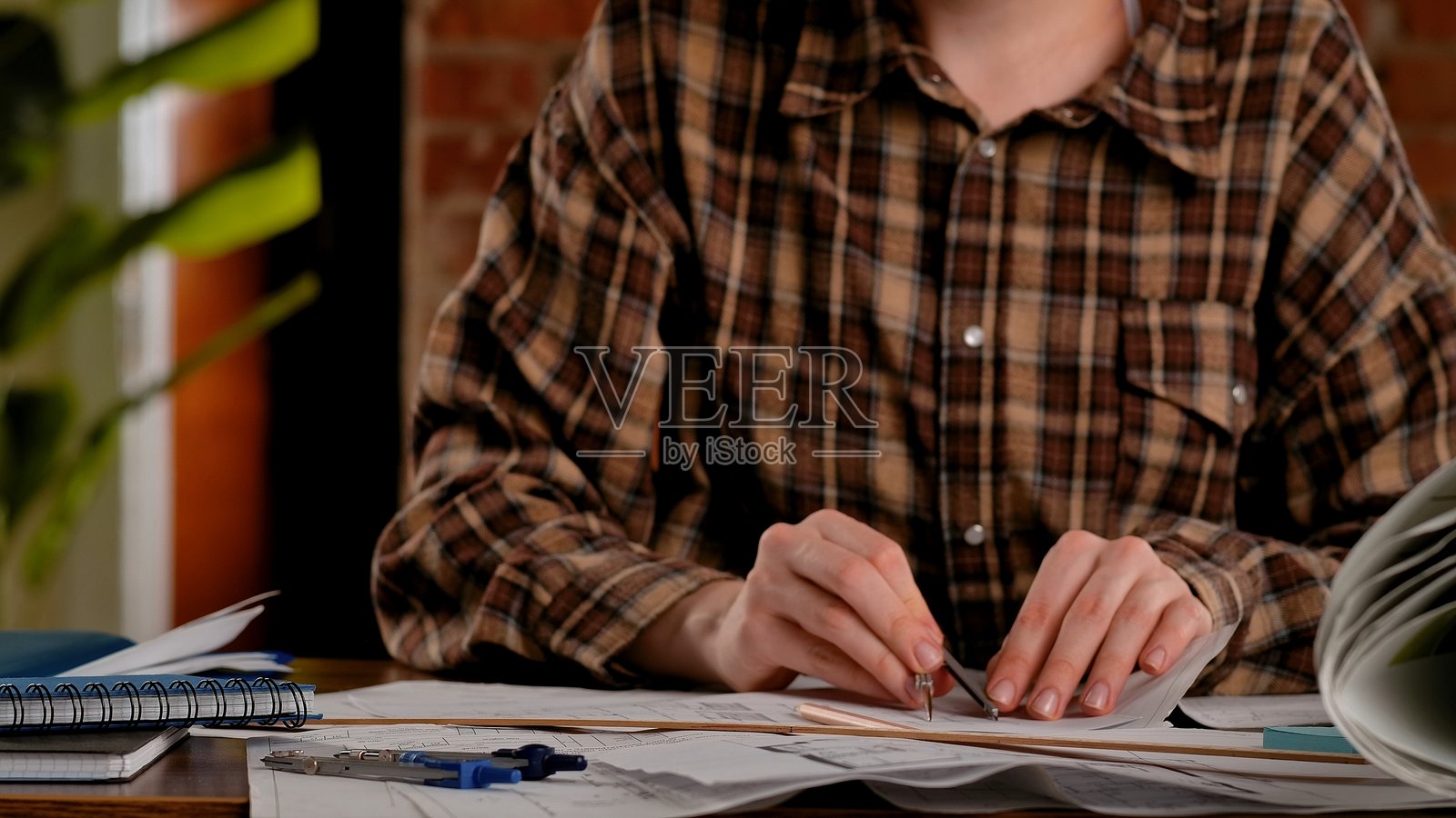 特写：建筑图纸上的测量照片摄影图片