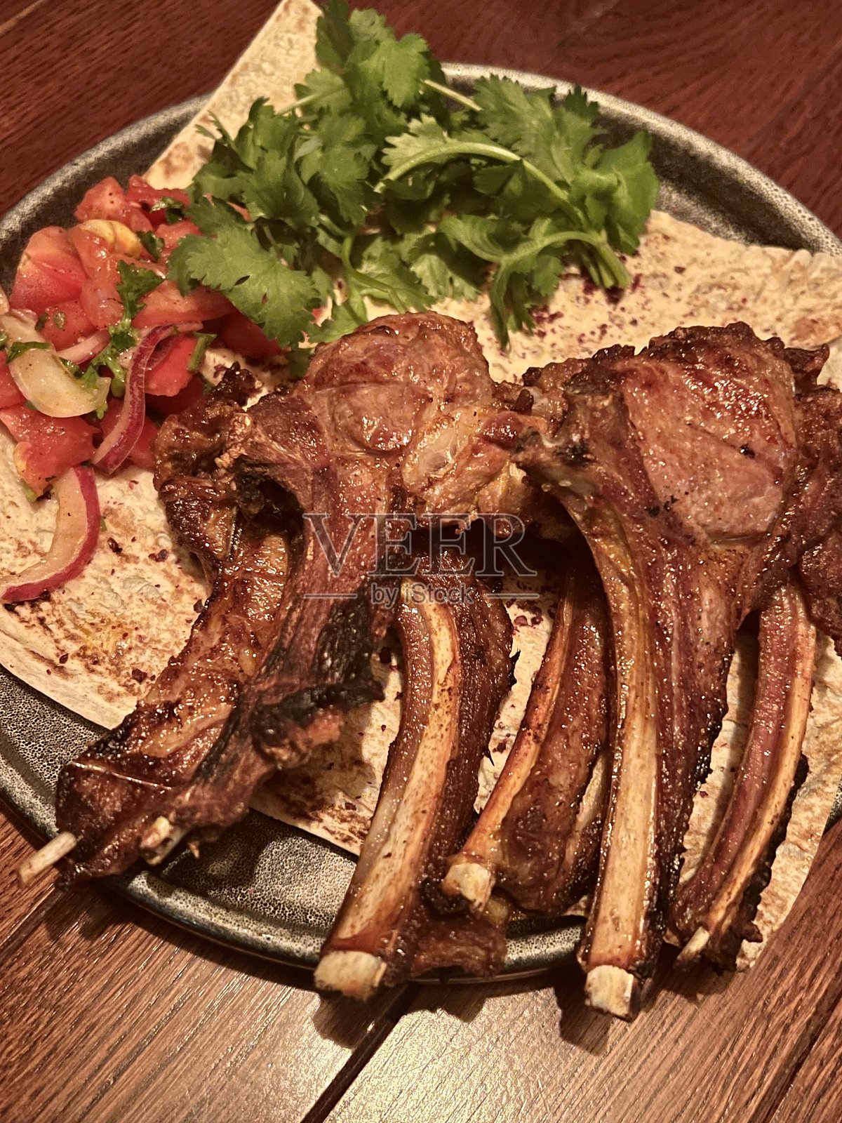 烤羊排，配扁面包、番茄丁、黄瓜丁和香草沙拉照片摄影图片