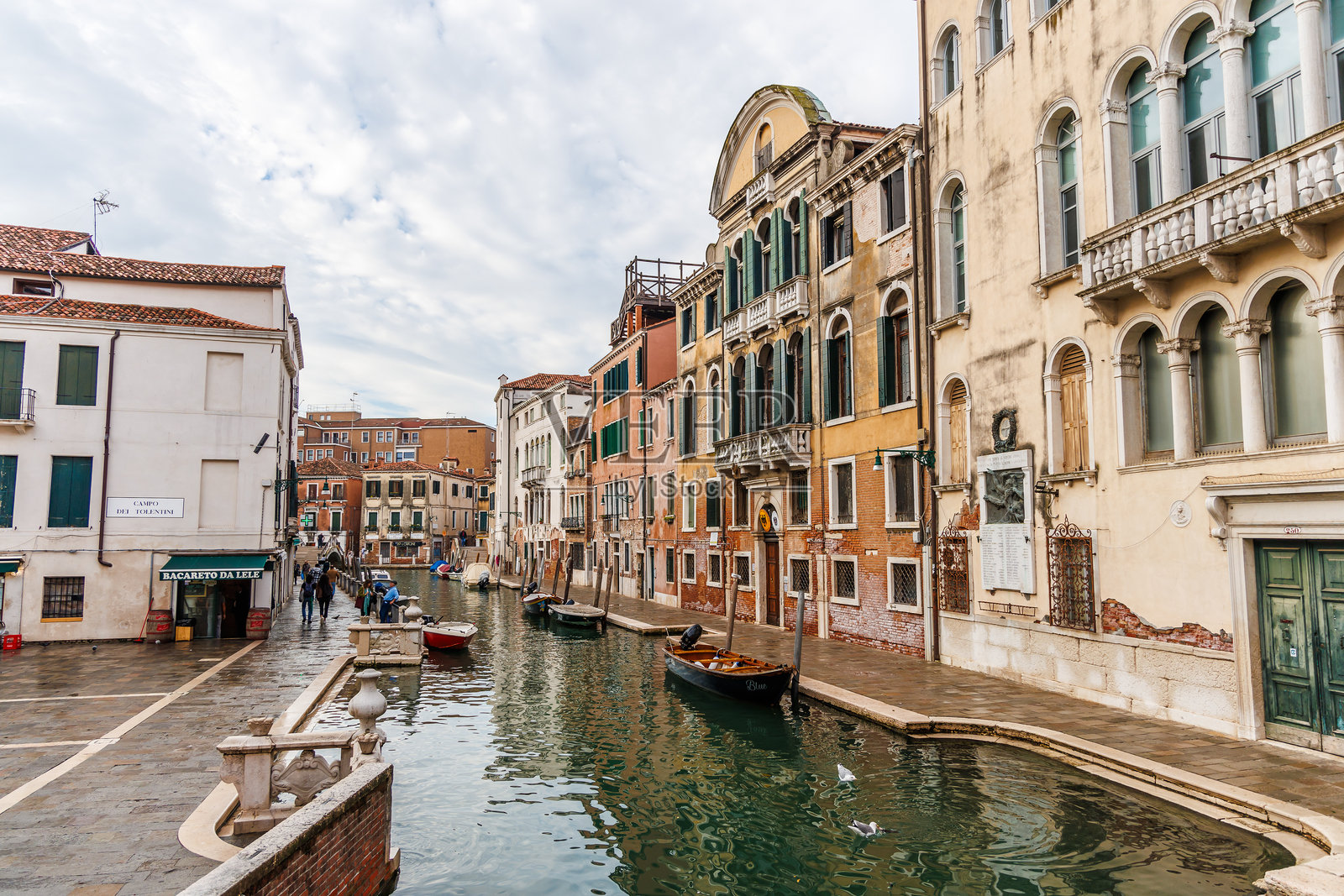 威尼斯秋季的历史运河宫殿照片摄影图片