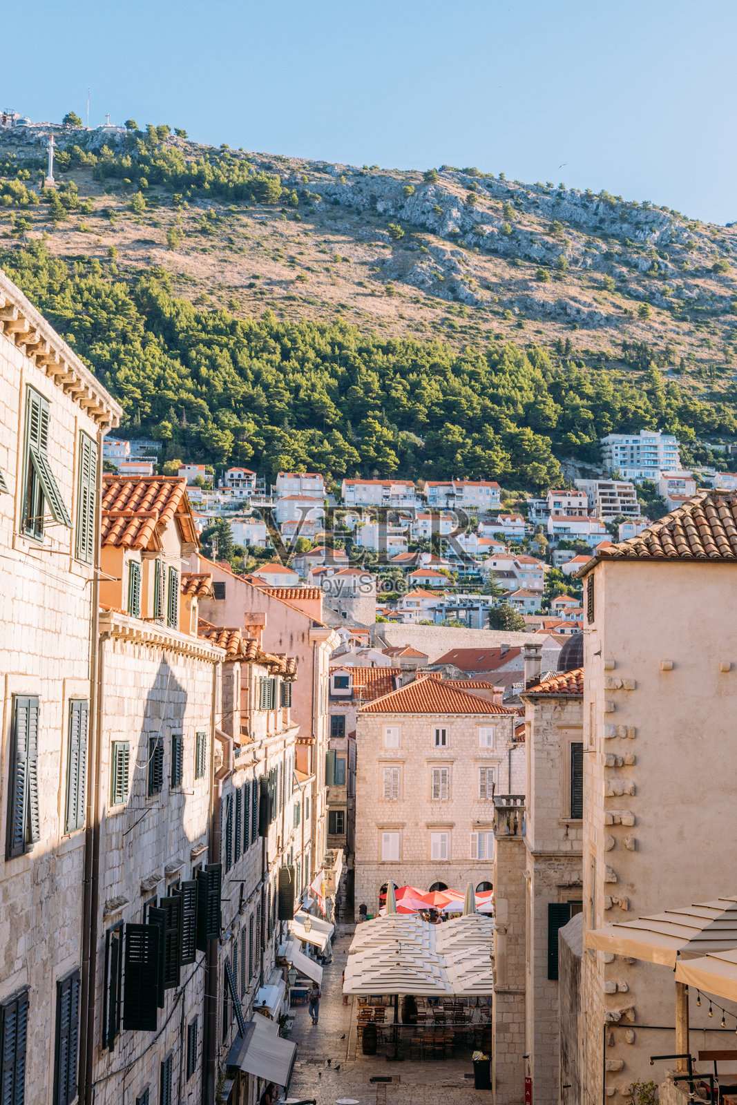 狭窄的街道，石头建筑和山景照片摄影图片