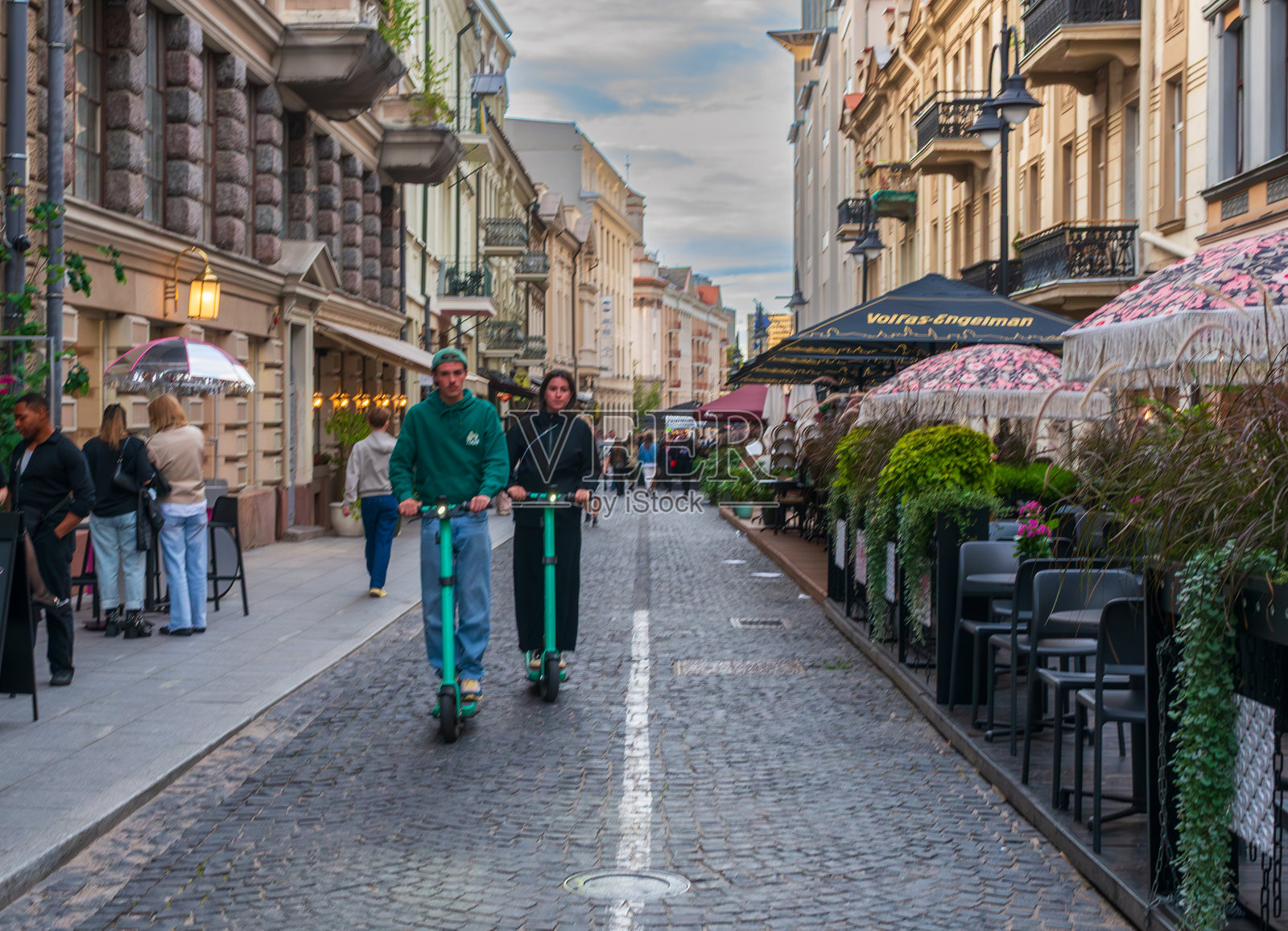 维尔纽斯老城街道上的踏板车照片摄影图片