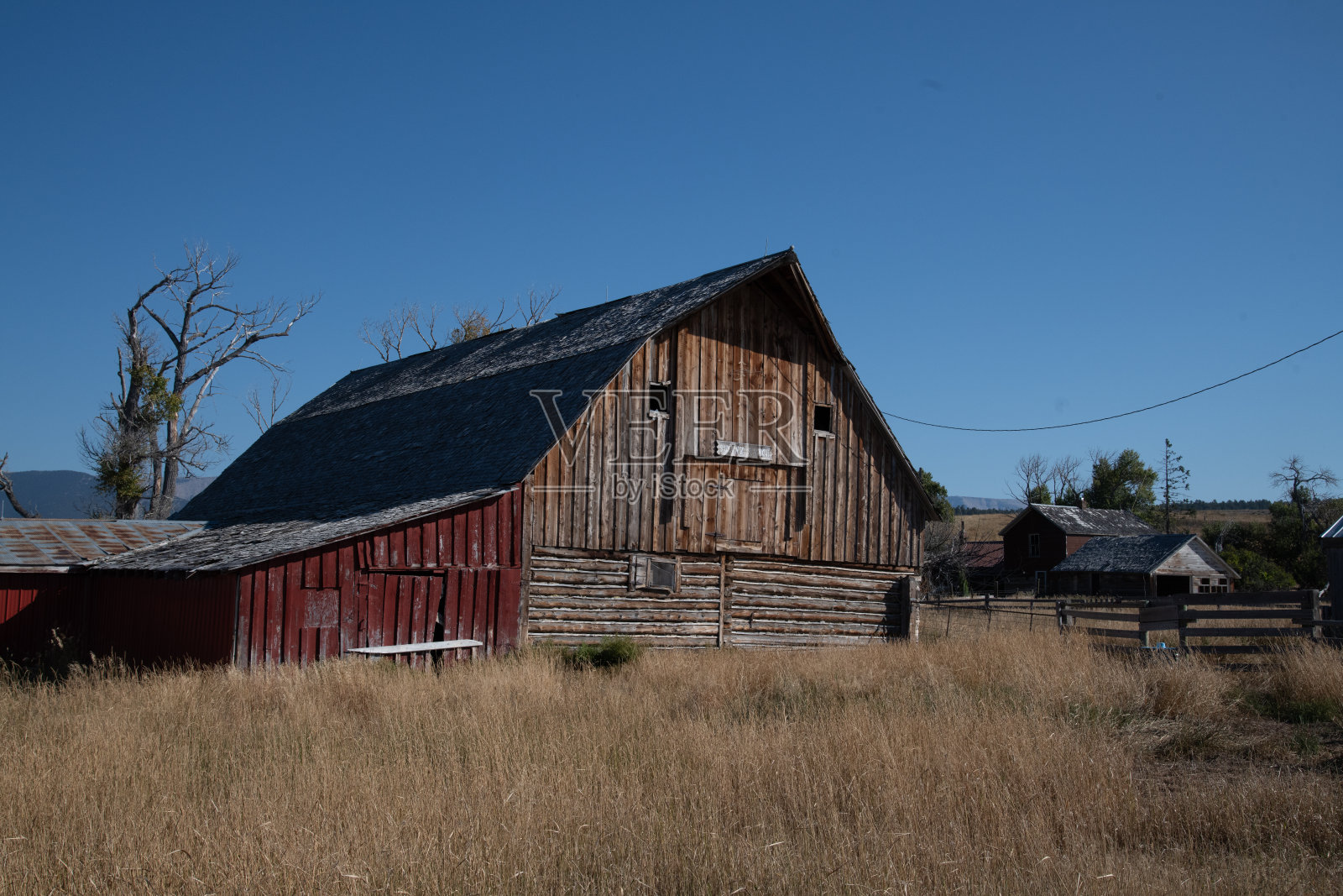 美国蒙大拿州中部古老的农场谷仓照片摄影图片