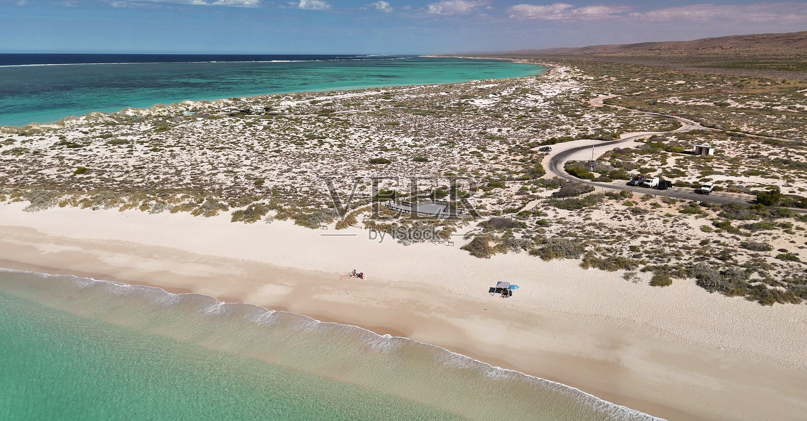 无人机拍摄的埃克斯茅斯绿松石海滩海岸线，展示了白色的沙滩和碧绿的大海照片摄影图片