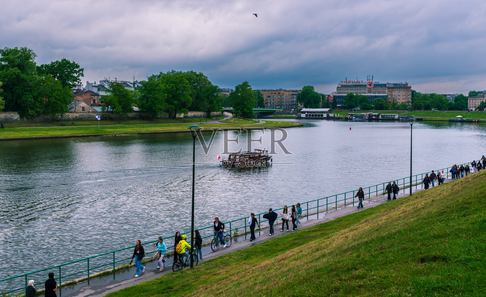 维斯杜拉河畔长廊与船只照片摄影图片