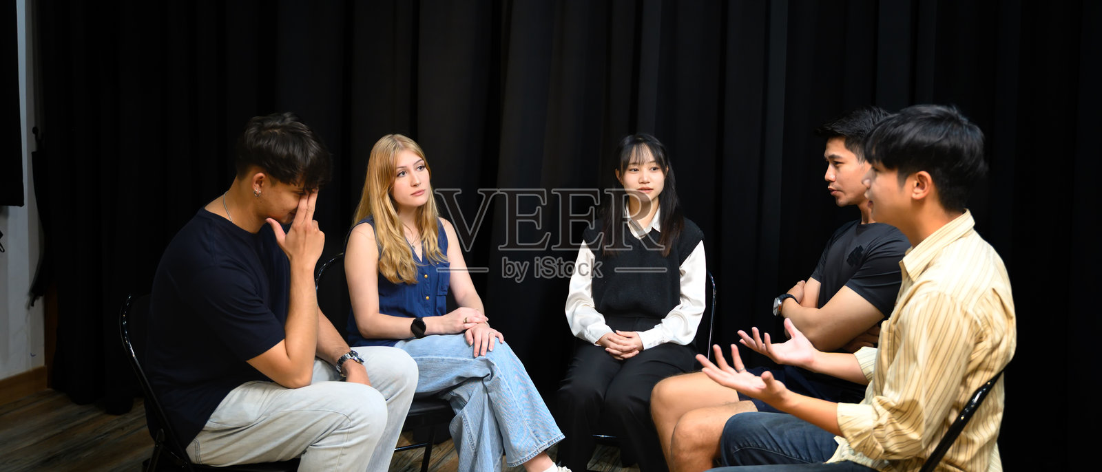 团体咨询会，参与者围成一圈，关注心理健康支持照片摄影图片