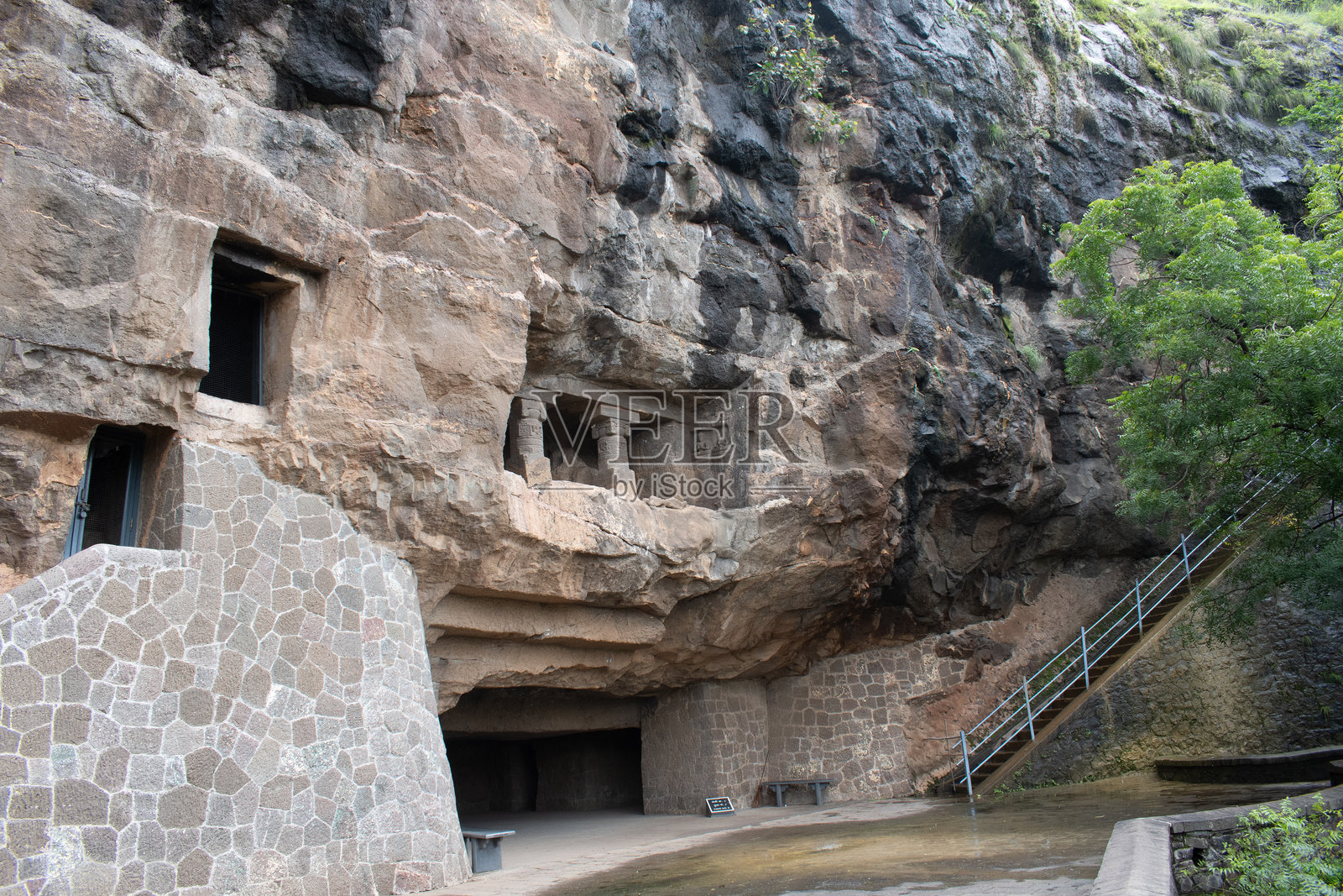 马哈拉施特拉邦玄武岩山上的奥兰加巴德第8窟石窟入口照片摄影图片