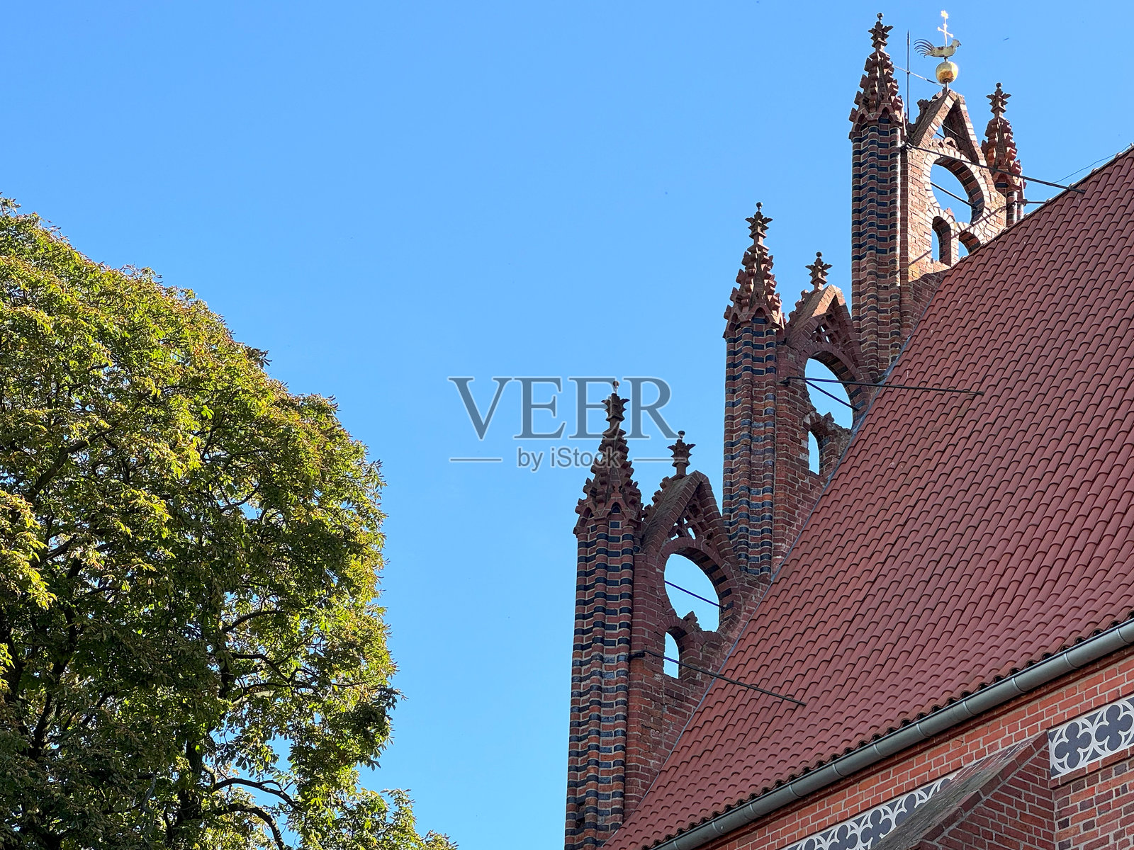 历史教堂的侧墙和哥特式尖顶照片摄影图片