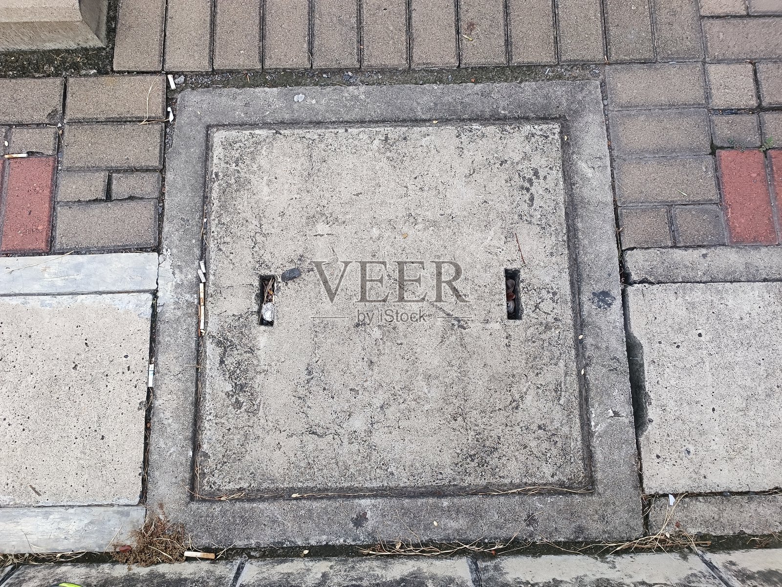 人行道上的混凝土检查井盖照片摄影图片