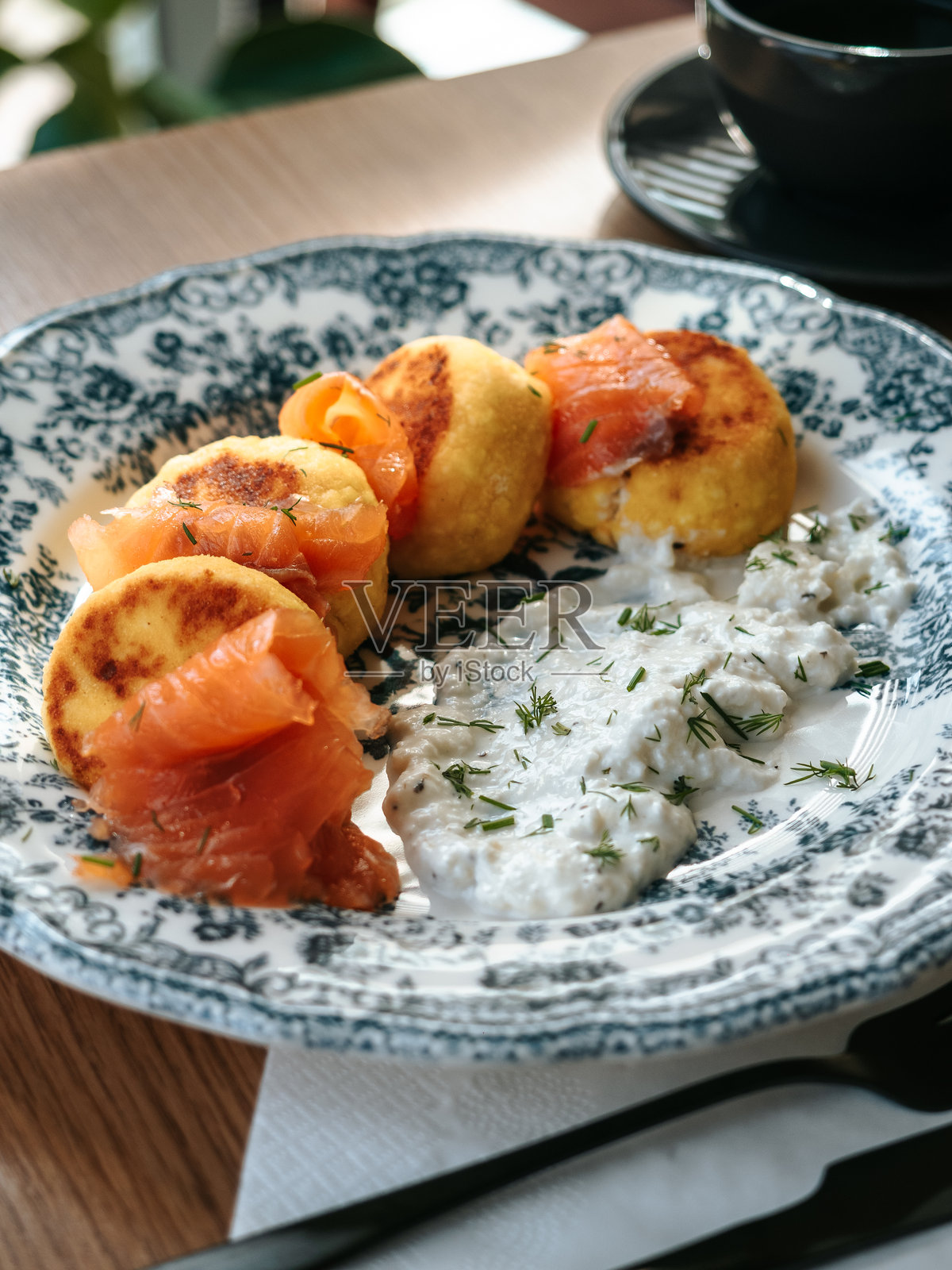 俄式奶酪煎饼配烟熏三文鱼照片摄影图片
