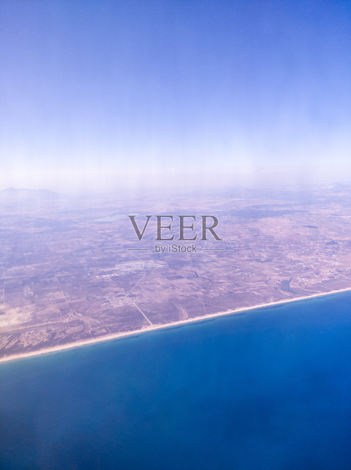 从飞机上看突尼斯陆地和海洋的景色照片摄影图片