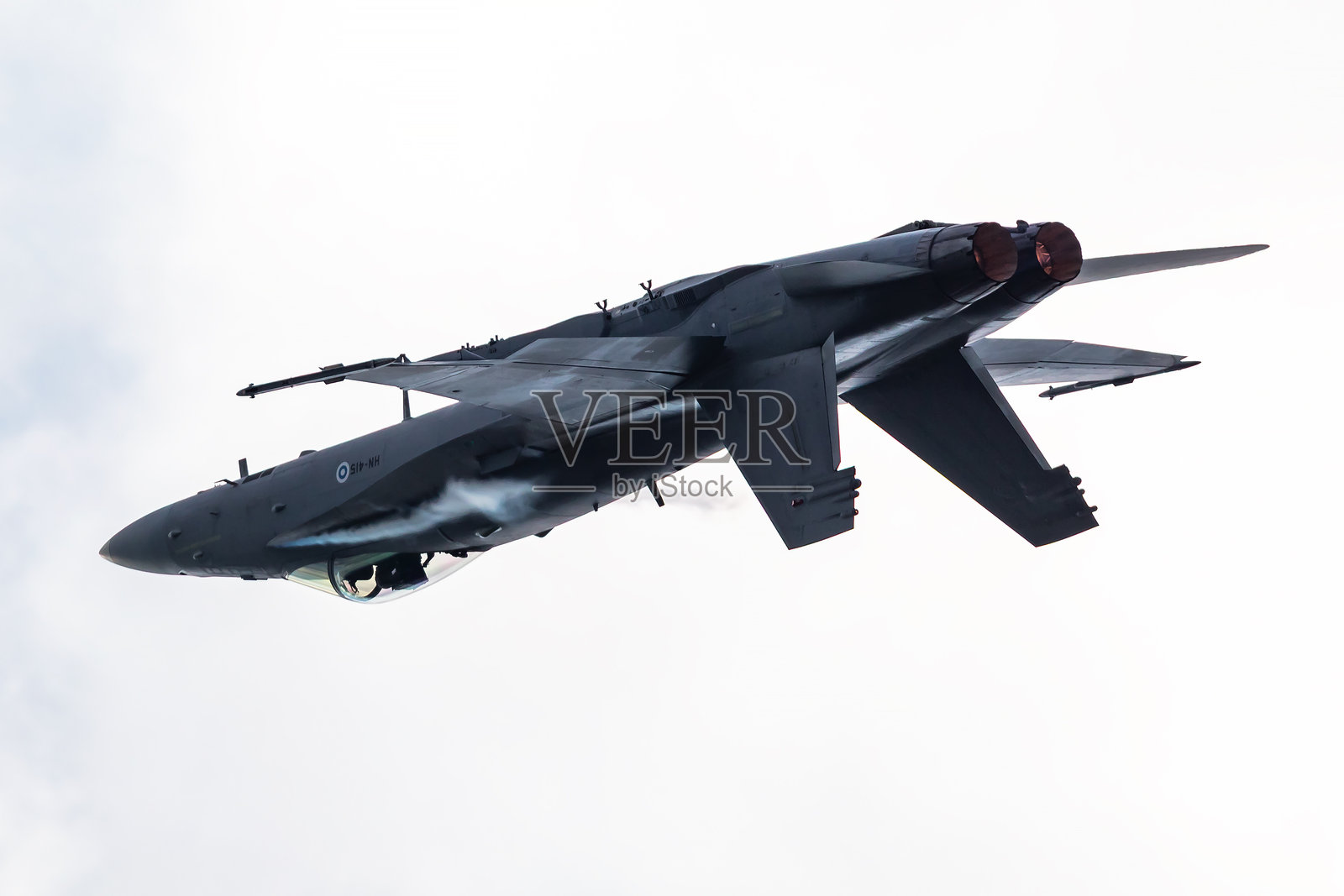 芬兰空军的波音 F-18 大黄蜂战斗机在飞行。航空和军用飞机。照片摄影图片