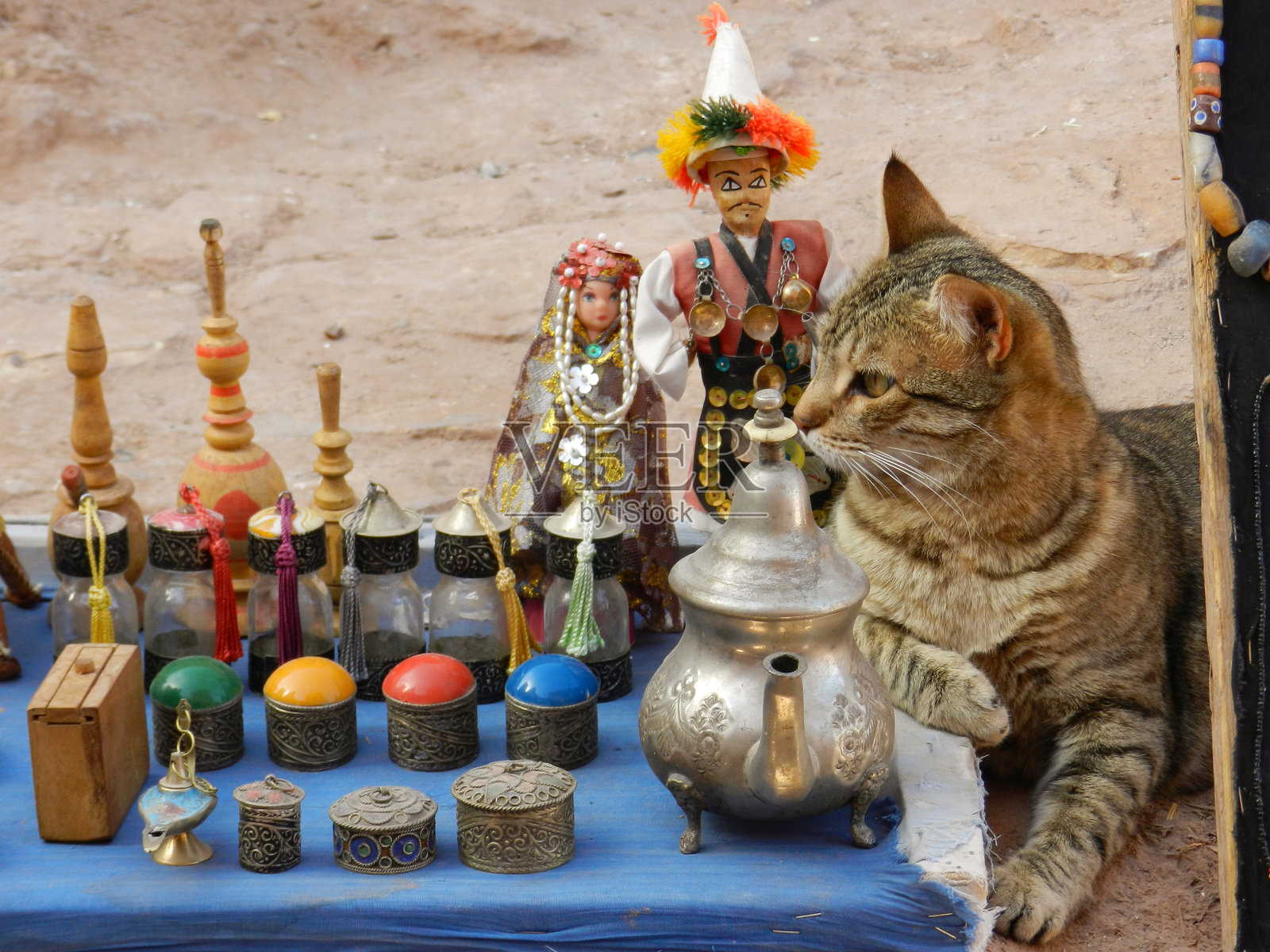 一只猫在艾特本哈杜售卖摩洛哥手工艺品照片摄影图片