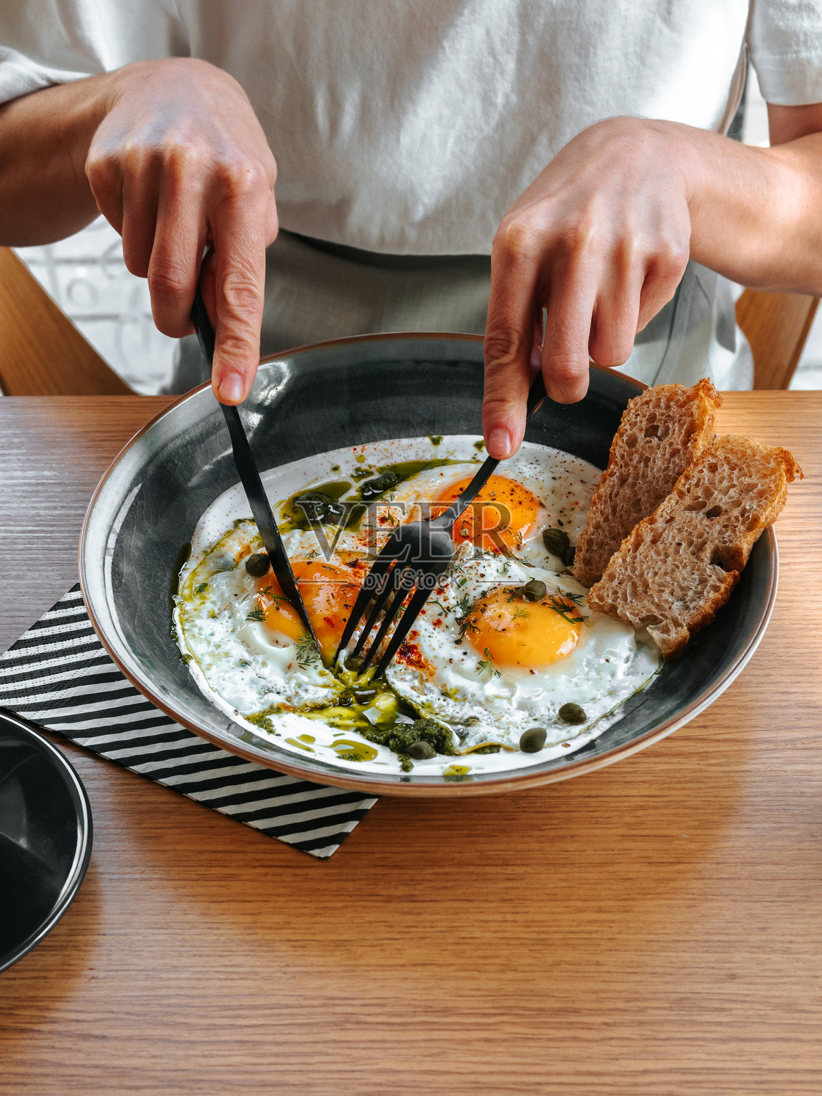 土耳其式早餐烤蛋照片摄影图片