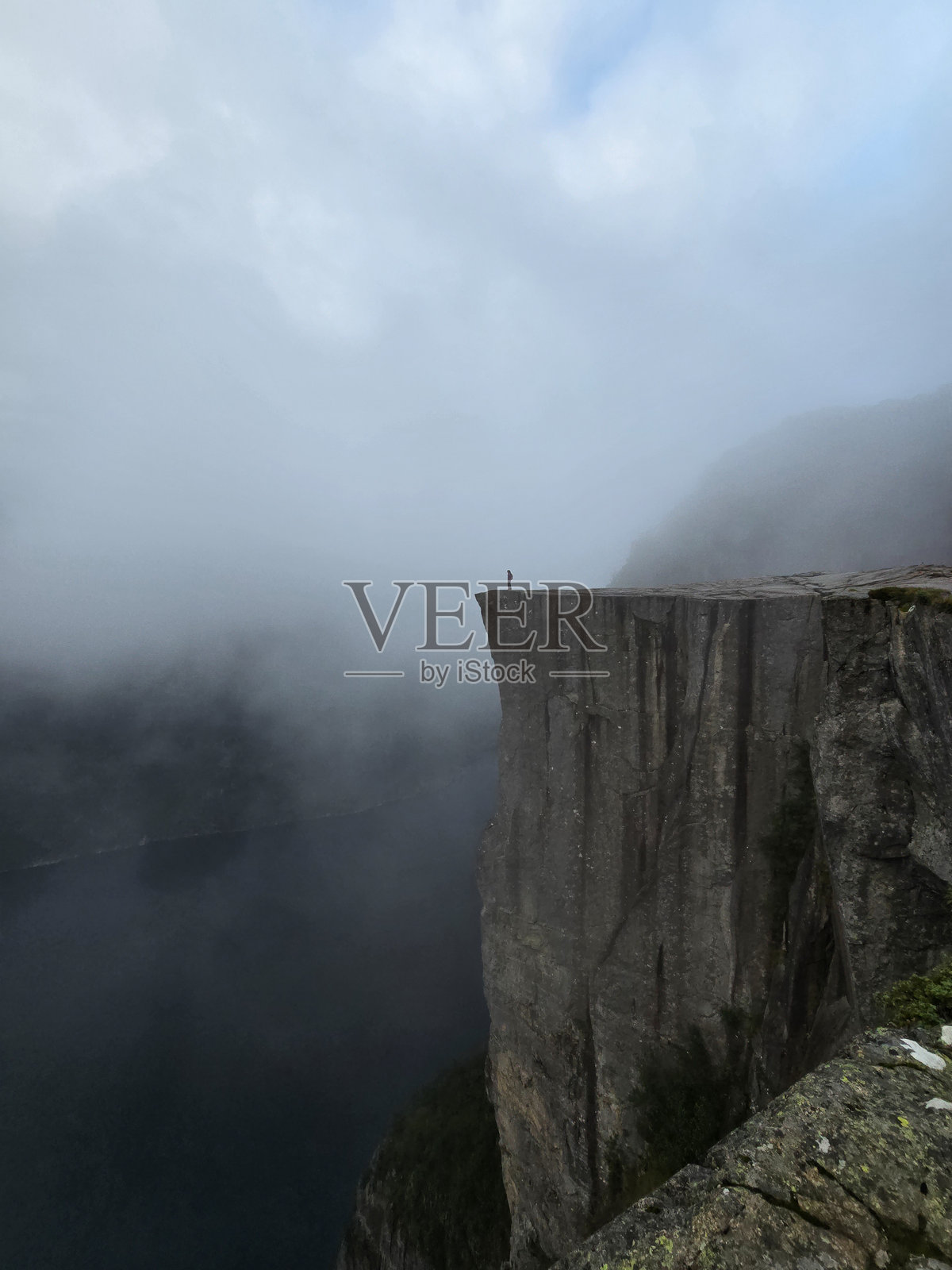 挪威布道石悬崖上令人惊叹的景色，被迷雾笼罩照片摄影图片