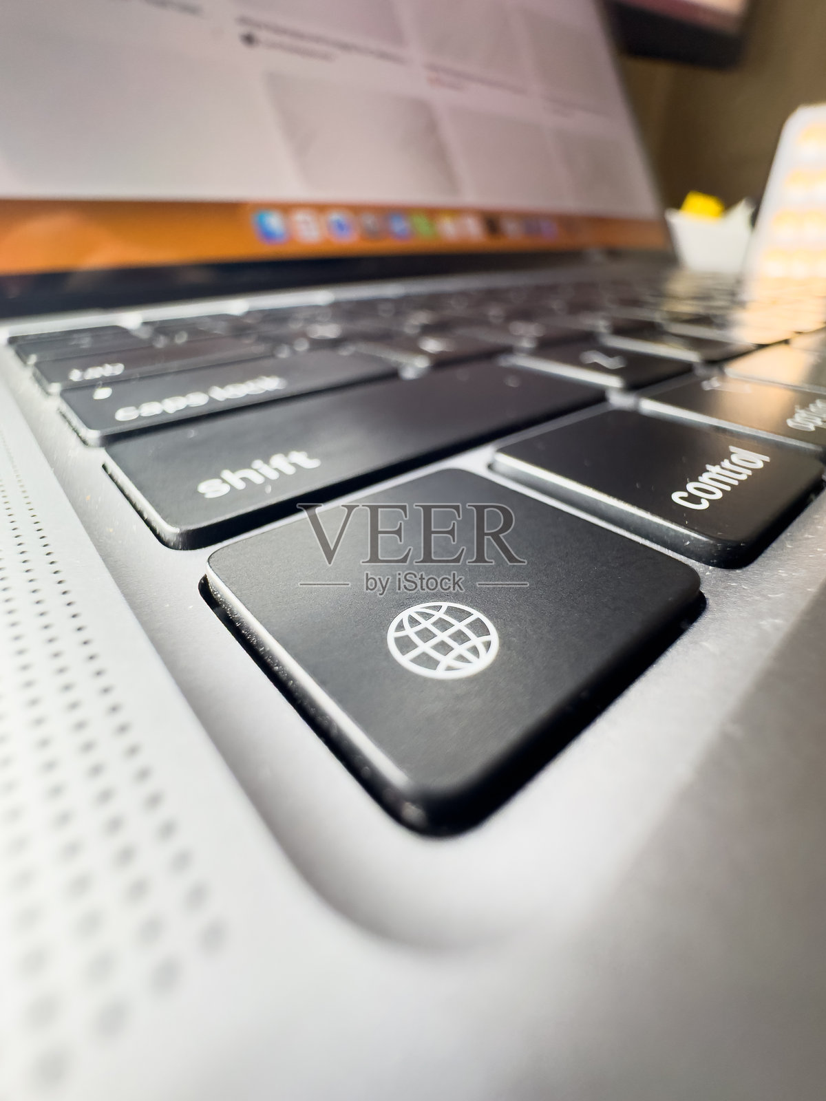 笔记本电脑语言键盘，笔记本电脑键盘，特写微距照片，黑色键盘，笔记本电脑，技术，IT，居家办公，自由职业，复制空间照片摄影图片