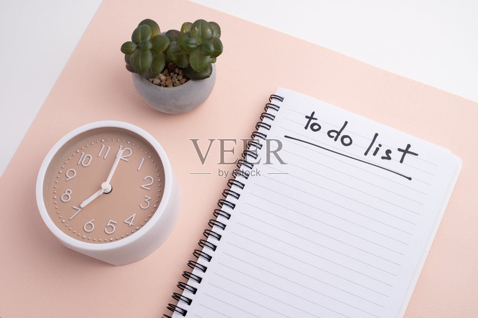 彩色背景上的待办事项清单和时钟笔记本。规划与设计概念照片摄影图片