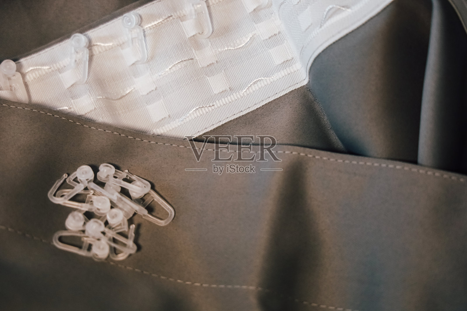 缝纫准备细节：灰色织物搭配白色松紧带和安全别针照片摄影图片