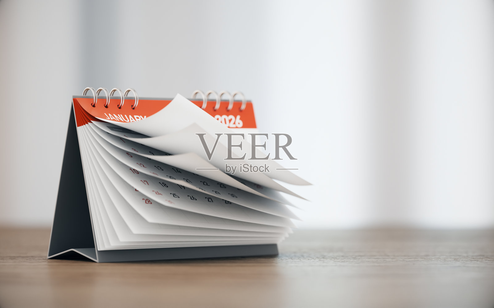 桌面日历置于失焦的木质背景上照片摄影图片