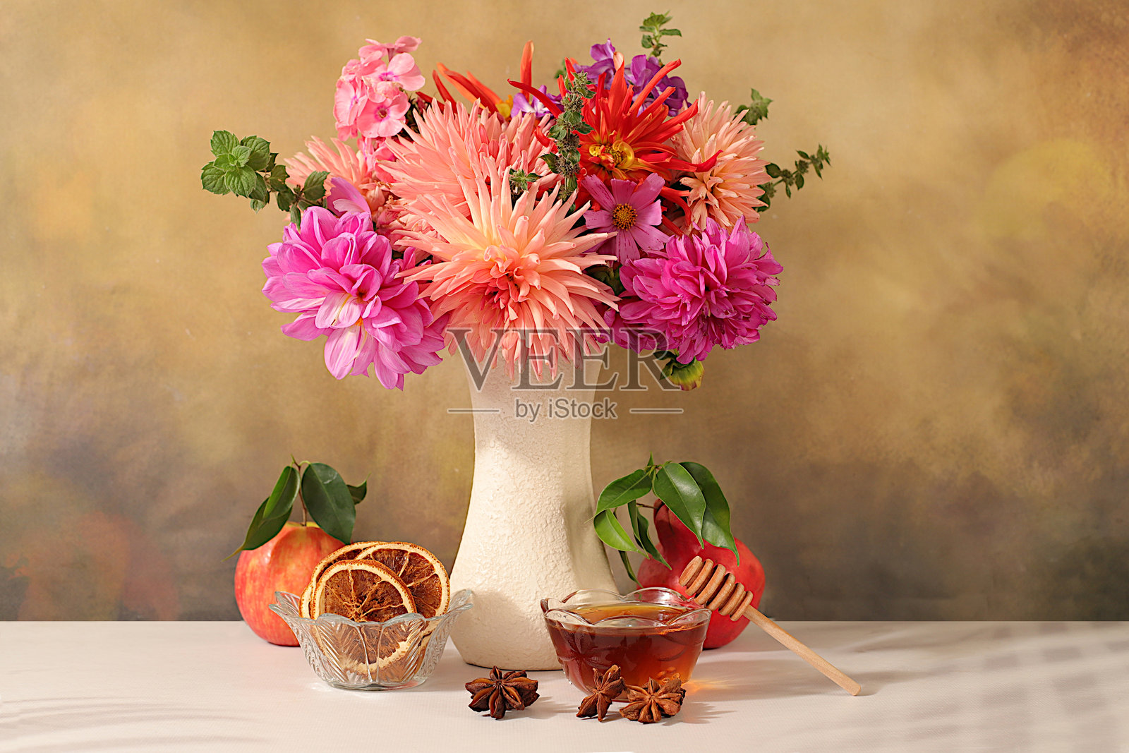 秋季横幅，优雅背景上摆放着插在花瓶里的美丽大丽花花束、蜂蜜、苹果、石榴、肉桂和八角，秋日问候和感恩节概念，舒适温馨的构图和广告卡片，照片摄影图片