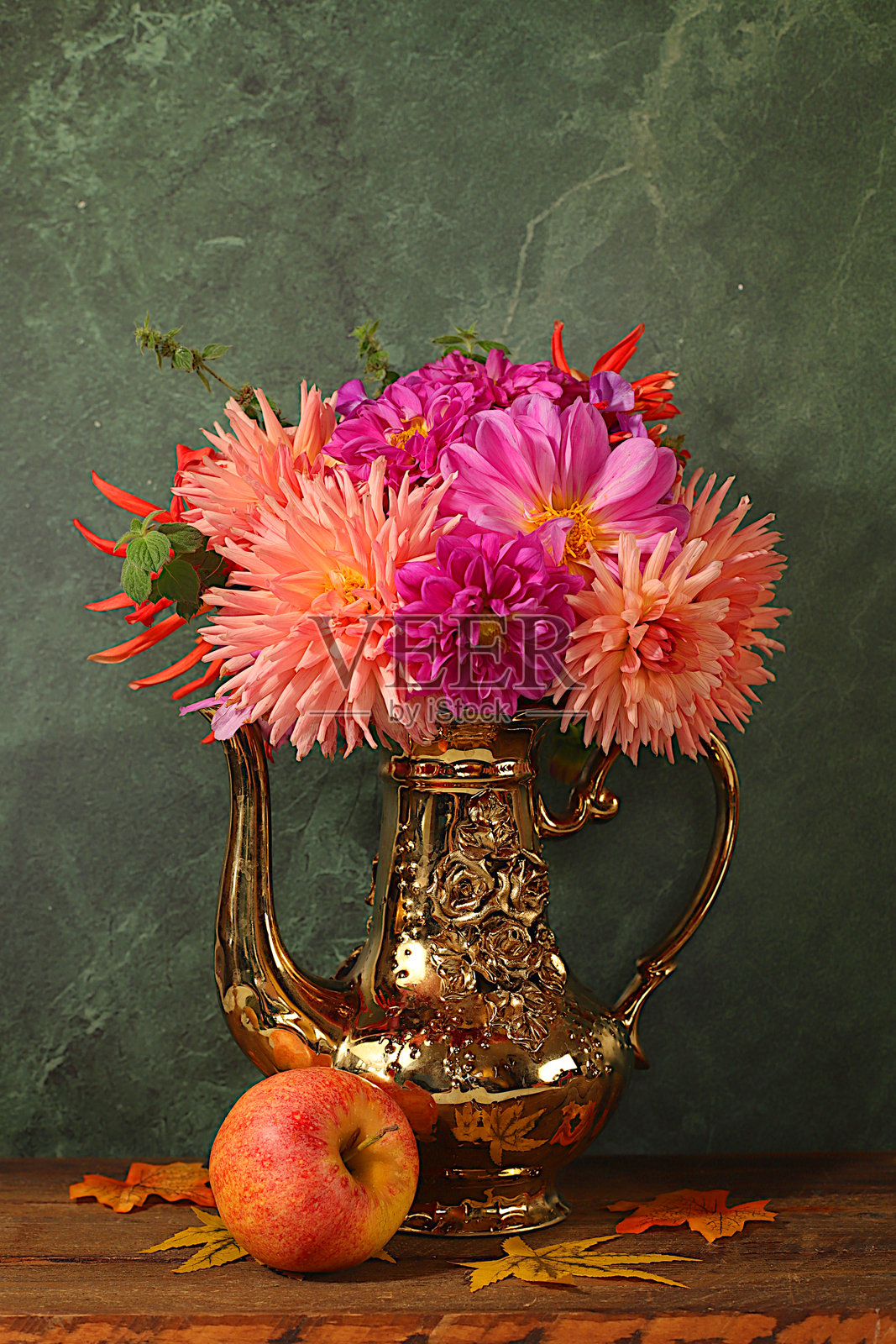 秋季花艺，花瓶中插着大丽花，带有苹果和鲜花的抽象静物，感恩节节日横幅，秋季问候。营造舒适氛围的构图。照片摄影图片