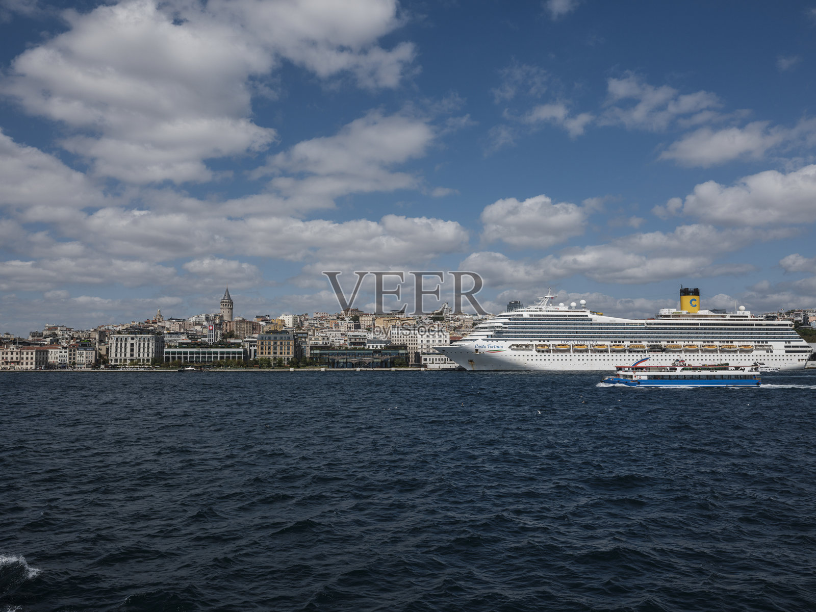 博斯普鲁斯海峡的渡轮之旅,可欣赏伊斯坦布尔迷人的城市景观照片摄影图片