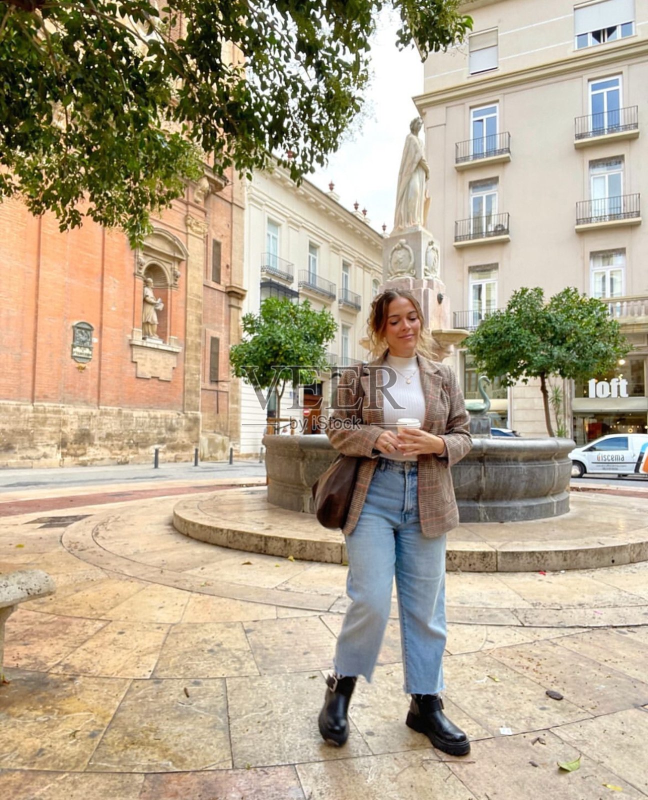 网红在街头喝咖啡照片摄影图片