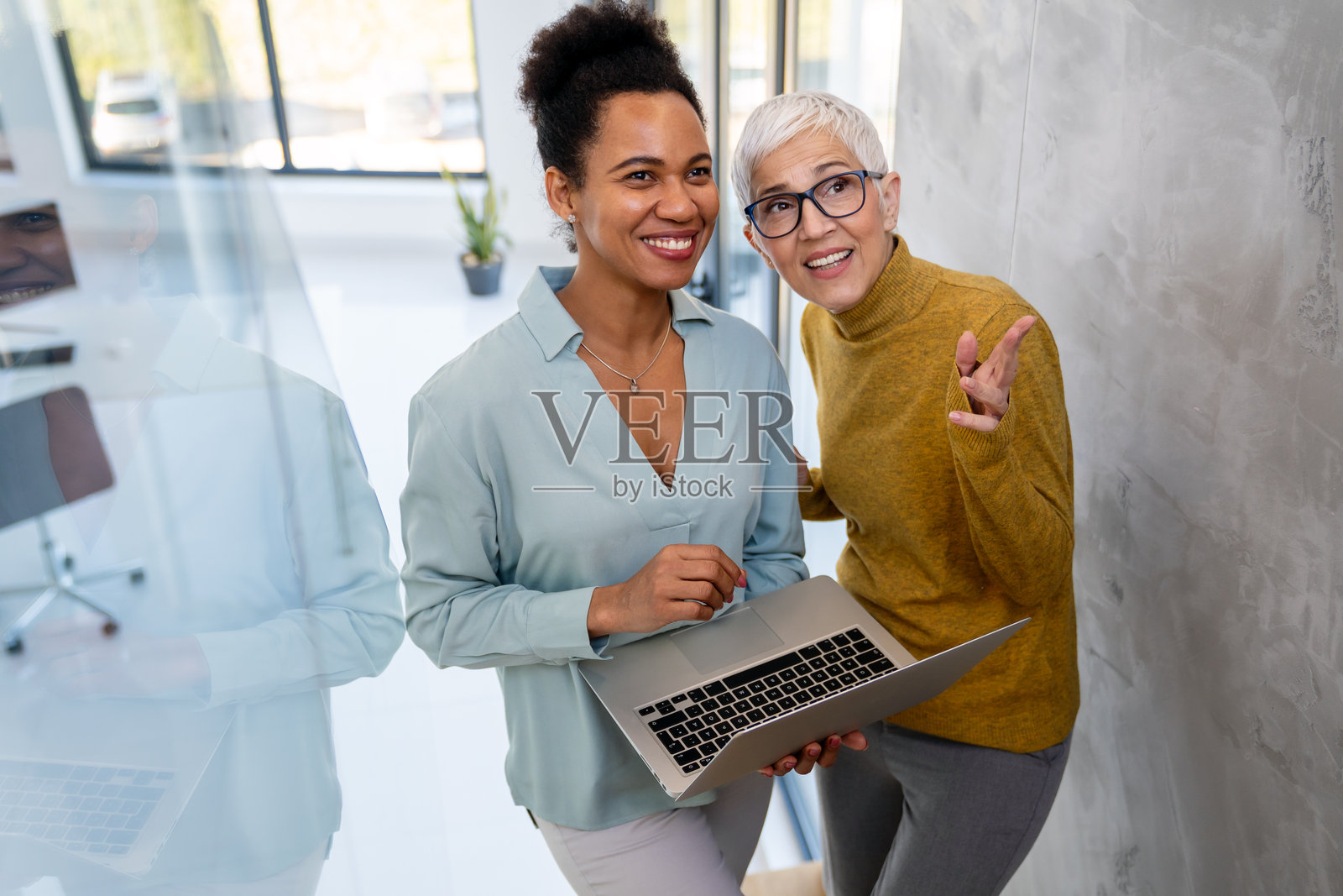 程序员在 IT 公司合作开发应用程序。人们的商业工作办公室概念照片摄影图片