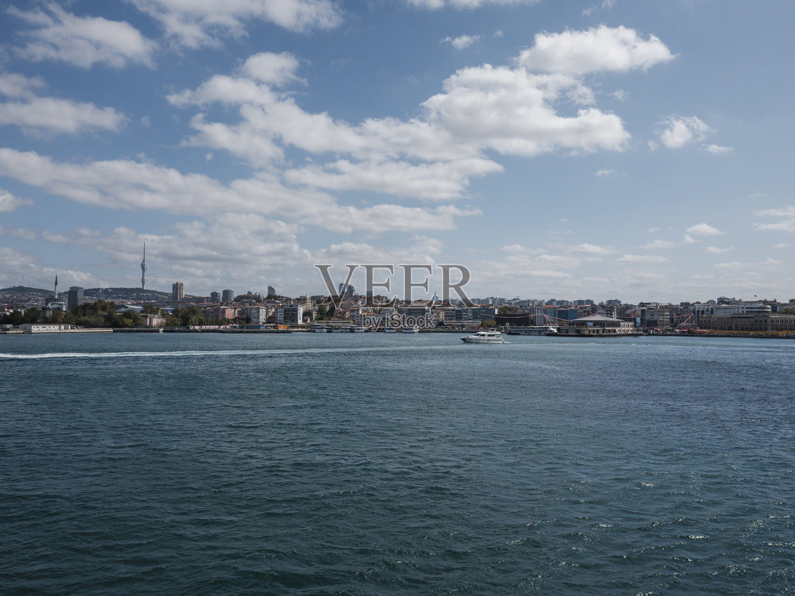 博斯普鲁斯海峡的渡轮之旅,欣赏伊斯坦布尔的迷人城市景观照片摄影图片