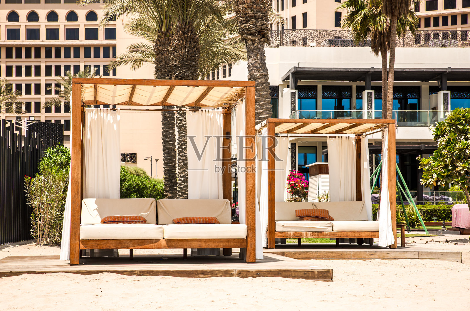 卡塔尔，多哈 - 2025年9月7日：小屋和棕榈树，多哈的美丽海滩照片摄影图片