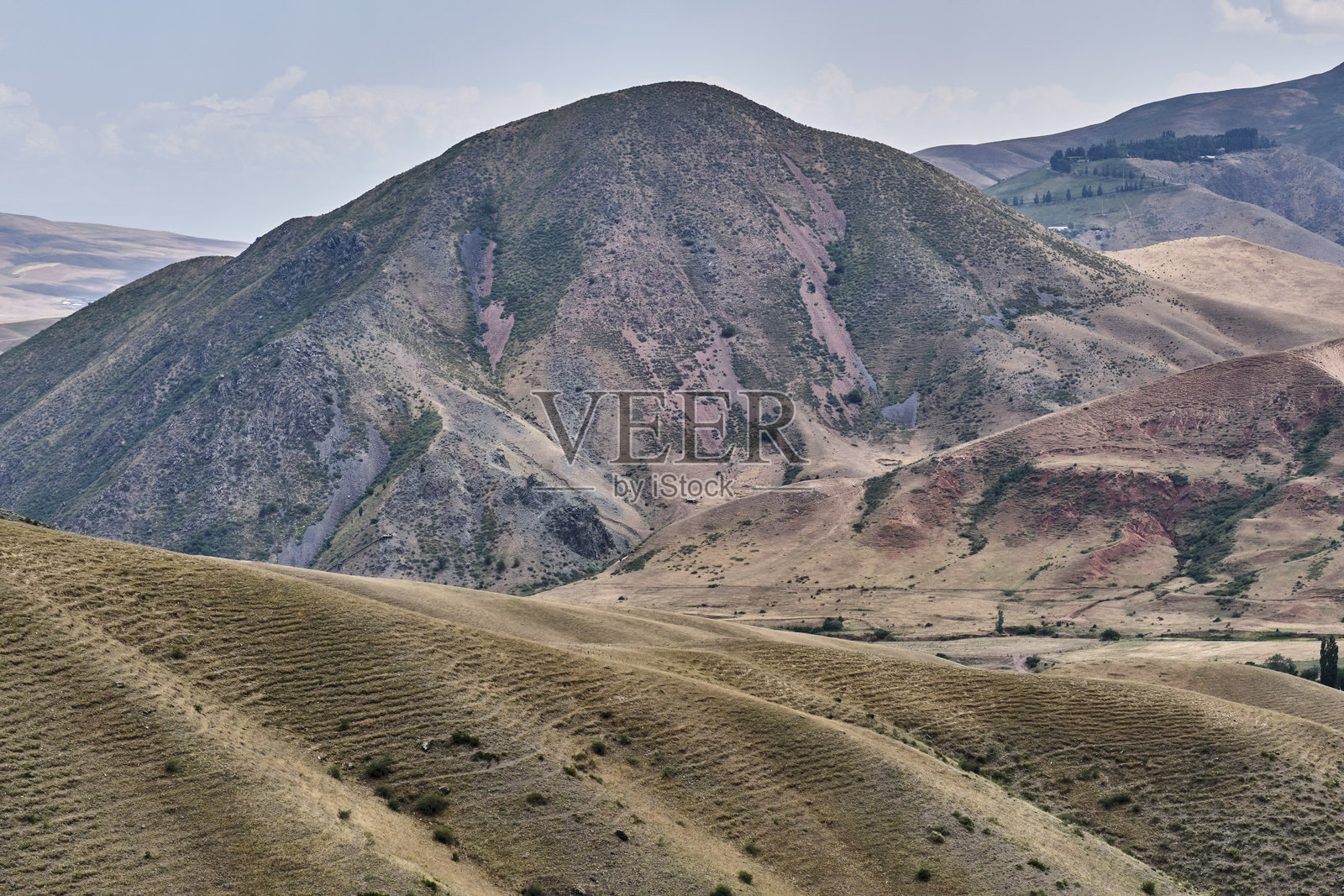 干旱的山地景观，有连绵的山丘和岩石斜坡照片摄影图片