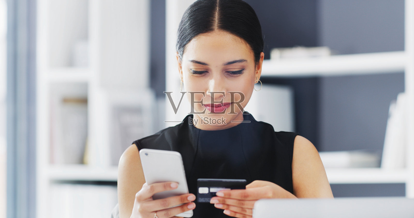 手机、信用卡和女商人，用于预算、储蓄或金融投资的支付。移动支付、借记卡和办公室工作人员，使用数字货币、虚拟银行和在线购物，涉及金融科技。照片摄影图片