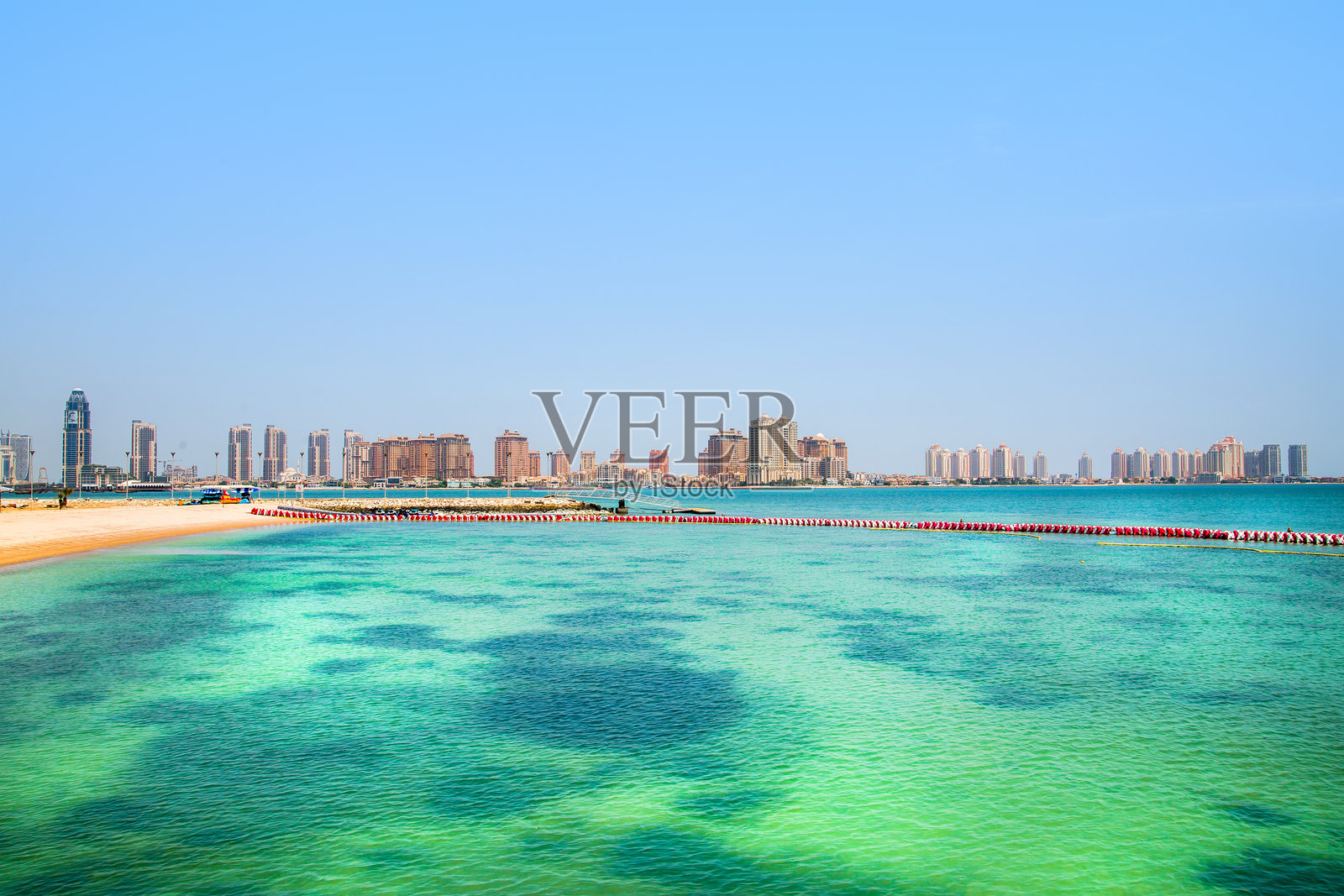 卡塔尔，多哈 - 2025年9月7日：珍珠岛的摩天大楼，从卡塔拉海滩的视角照片摄影图片