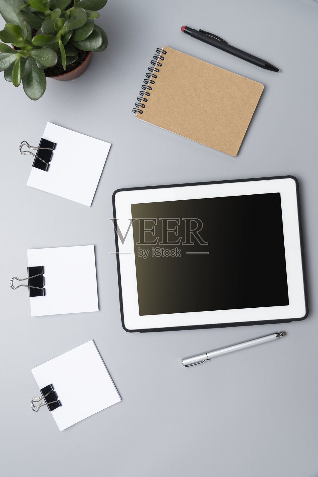 办公桌上带有平板电脑、笔记本和空白纸张的工作规划概念照片摄影图片
